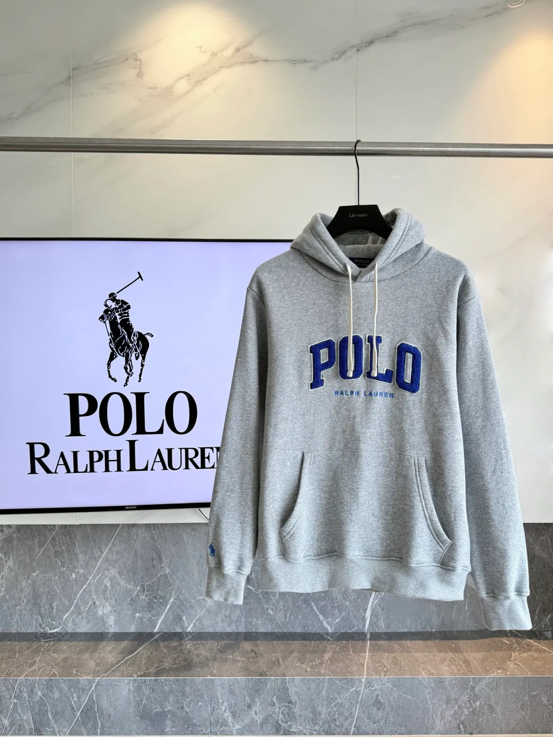 P250 𝗥𝗮𝗹𝗽𝗵 𝗟𝗮𝘂𝗿𝗲𝗻/Ralph Lauren🐎Towel embroidered hooded sweatshirt 380g Expo velvet hooded sweatshirt High-end official original one-to-one replica - customized original fabrics, accessories, hang tags, collar labels, and packaging are all made according to the original version to distinguish the cheap and wrong versions on the market This hooded sweatshirt is decorated with the simple style that represents Ralph Lauren and is paired with the classic Polo towel embroidery pattern, which is three-dimensional and full! The solid color fabric paired with exquisite embroidery instantly sets it off! Hooded sports design, loose and casual fit! The overall texture is very strong! Through the pictures, we can feel the thickness and texture of custom-woven and dyed threads. The workmanship is exquisite. They are shipped from major foreign trade factories. They are all made by masters with many years of experience. Everything is of high standards and requirements! Simple and versatile style ~ super delicate and soft, close to the body without being tied, all fabrics and accessories are original custom-made and of high quality! Perfectly reflects the brand’s sense of superiority! Standard cut, comfortable stretch, unrestricted movement! Highly practical, high-end and classy! Versatile style ~ can be paired with jeans or jogging pants. Ideal for transitioning from your morning commute to weekend events!  Color: Gray Blue Size: S-2XL